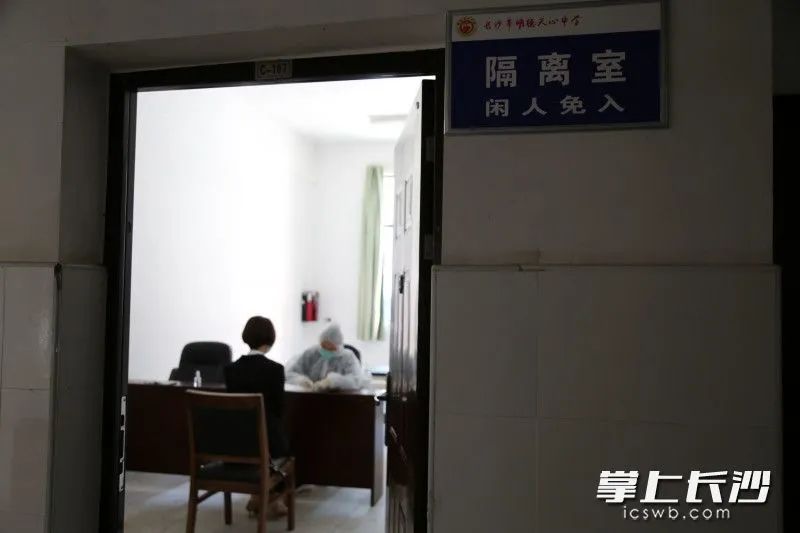 隔離室演練現(xiàn)場正在進行緊急處理